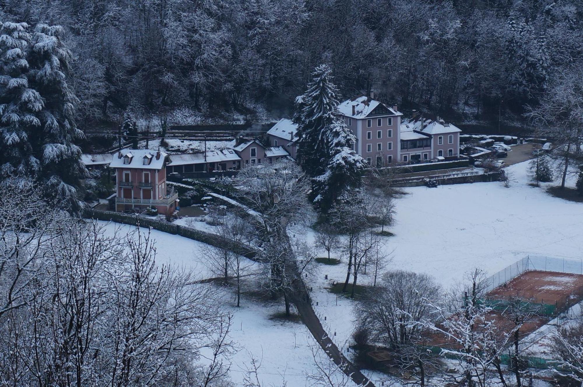 Residence Du Parc Saint-Martin-dʼUriage Esterno foto
